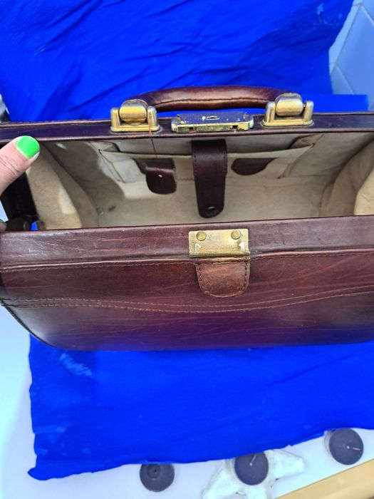 Mala de medico em pele com chave