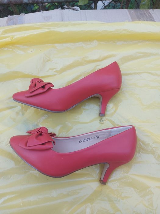Buty szpilki damskie czerwone rozmiar 37 firma T.Taccardi
