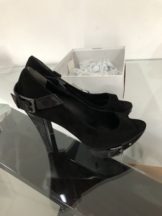 Sapatos salto alto Guess