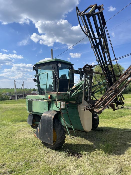 Оприскувач John Deere 6000