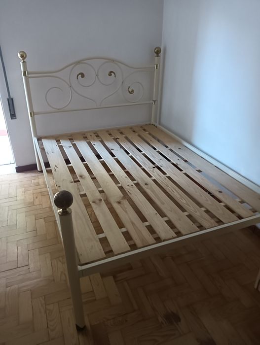 Camas , mesinhas, secretárias, roupeiros, cadeiras, móvel de entrada - 10€