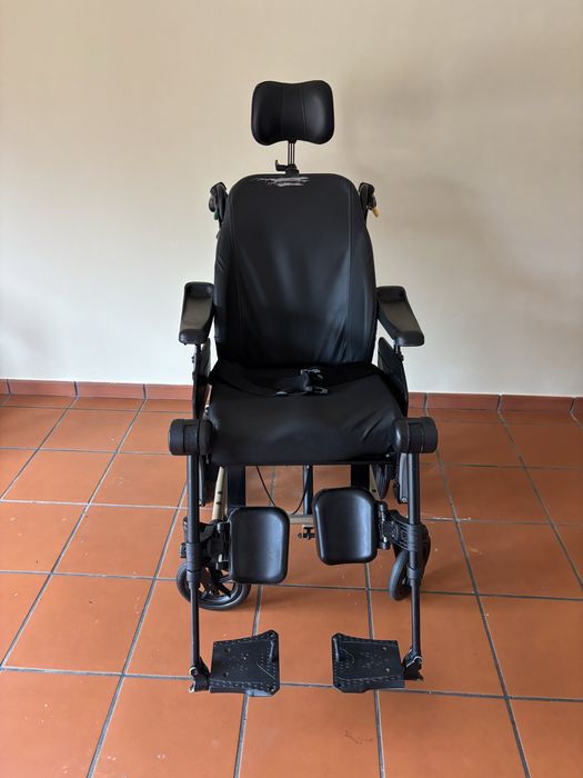 Cadeira de rodas articulada