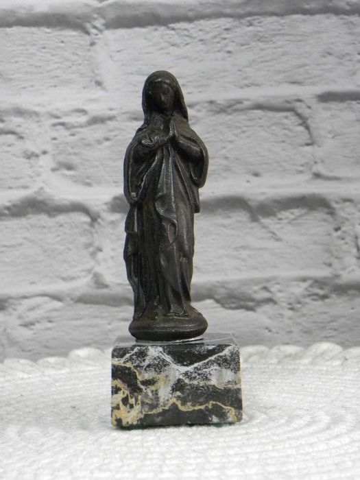 Stara żeliwna figurka Maryi na podstawie z marmuru