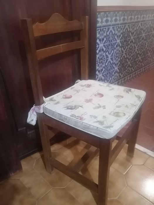 Mesa de cozinha, madeira e pedra mármore com 4 cadeiras.