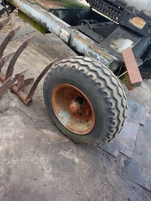 Oś z kołami 10 na 15.3