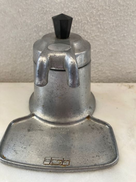 Conjunto de três cafeteiras históricas para colecionador