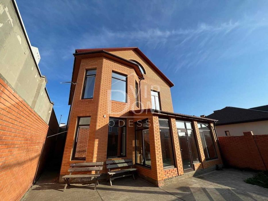ПРОДАМ Отличный  Дом из кирпича и ракушечника Киевский район.