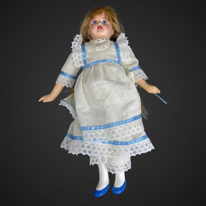 Lalka porcelanowa kolekcjonerska blondynka 35 cm B61/020901