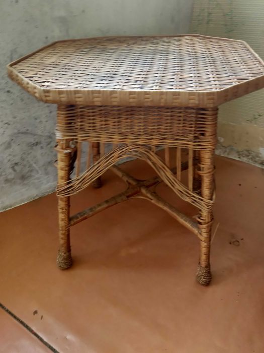 Плетеный столик для дачи