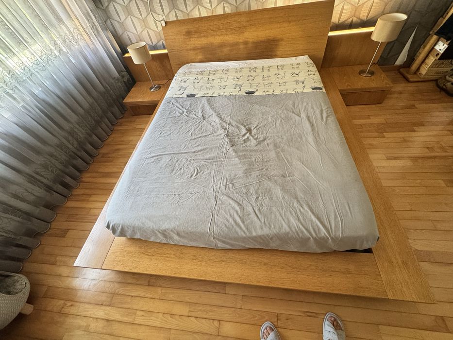 Mobilia de quarto (cama  e mesas cabeceira integradas) com luz