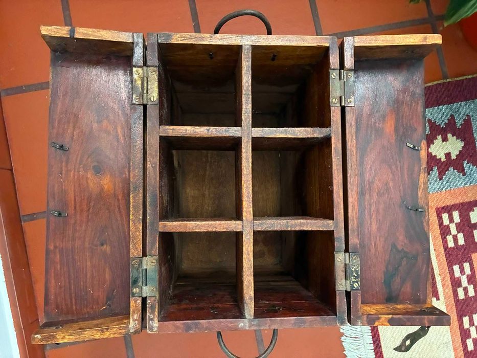 Porta garrafas em madeira