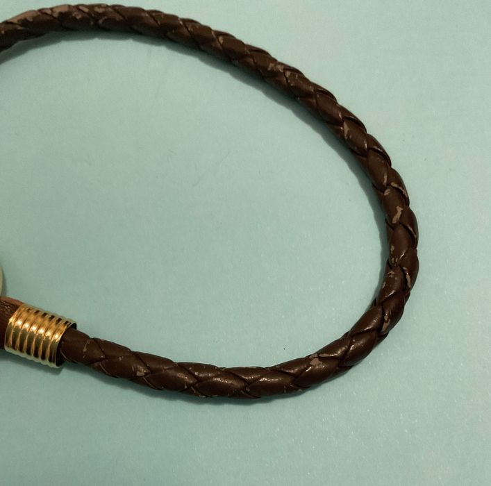 Pulseira jovem e diferente sem uso