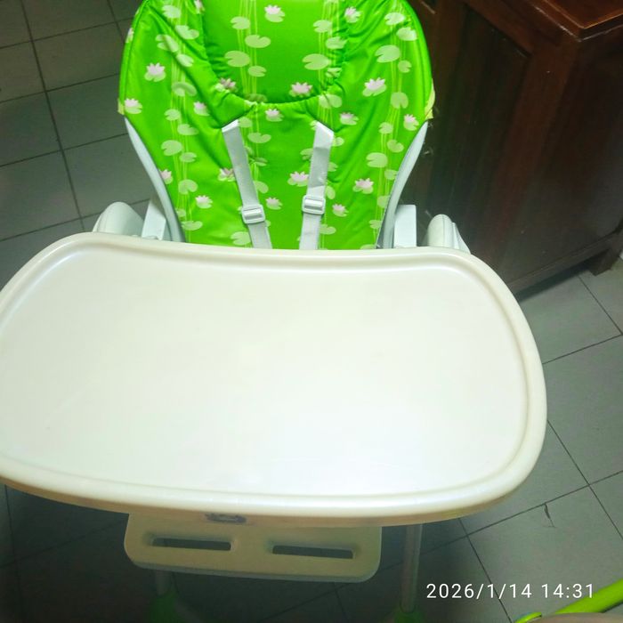 Pula pula e cadeira de refeição criança