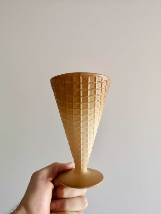 Conjunto de taças (x 3) em forma de cone de gelado, dos anos 80