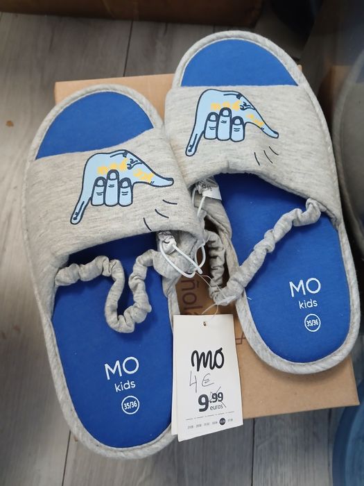 Vários pares de chinelos