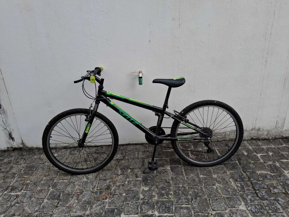 vendo bicicleta juvenil (dos 8 aos 12 anos) preta, verde e amarela