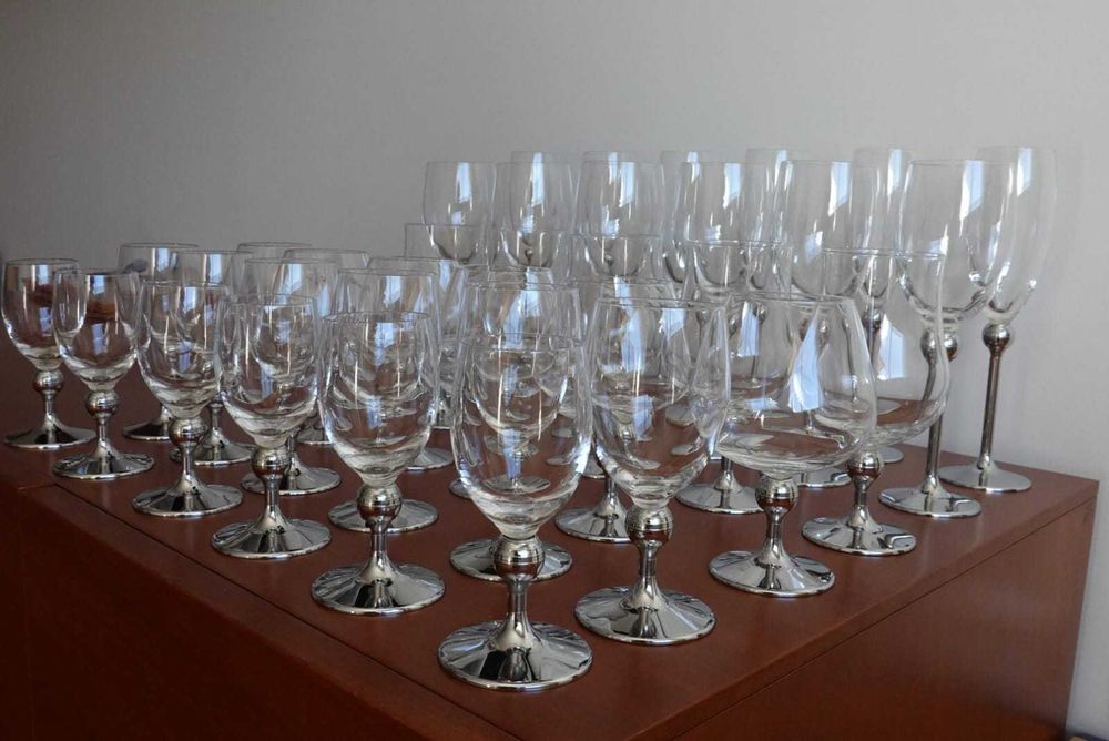 Serviço de copos vintage de cristal com pé metálico prateado