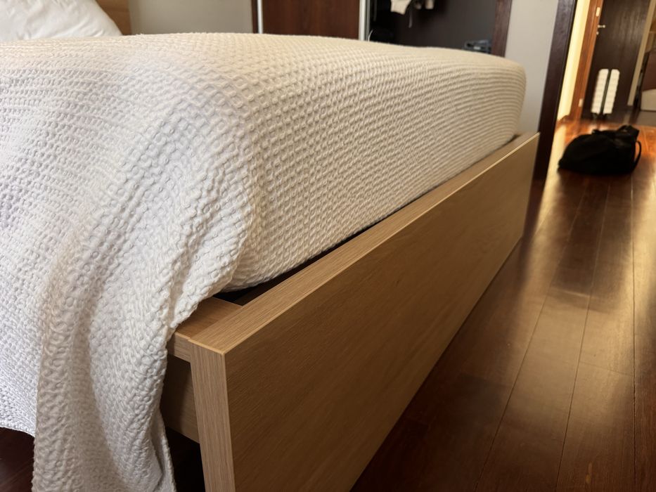 Cama + Mesinha de Cabeceira