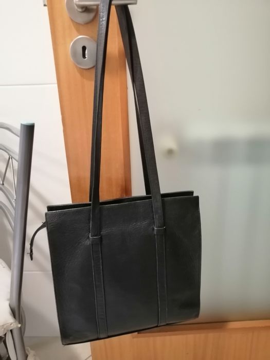 Três Malas de senhora em pele cor preta.