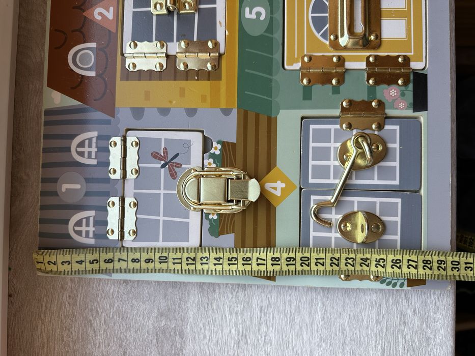 Бізіборд з замочками