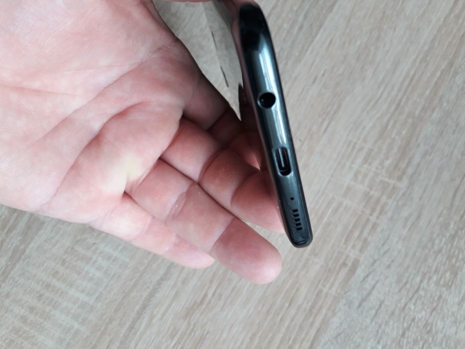 9продаю смартфон самсунг А20 на3/32