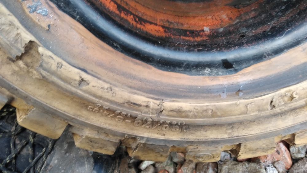 Opony pełne 18x7-8 Continental 180/70-8 białe wózek widłowy Linde stil