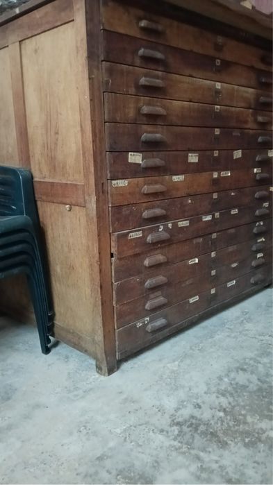 Movel antigo e rustico de gavetas