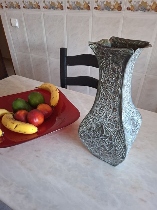 Jarra em folha de cobre muito antiga