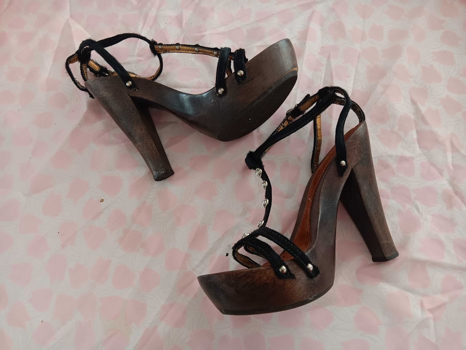 Sandálias de salto alto de madeira da Prof