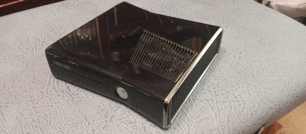 Срочно! Игровая приставка Xbox 360 S CONSOLE