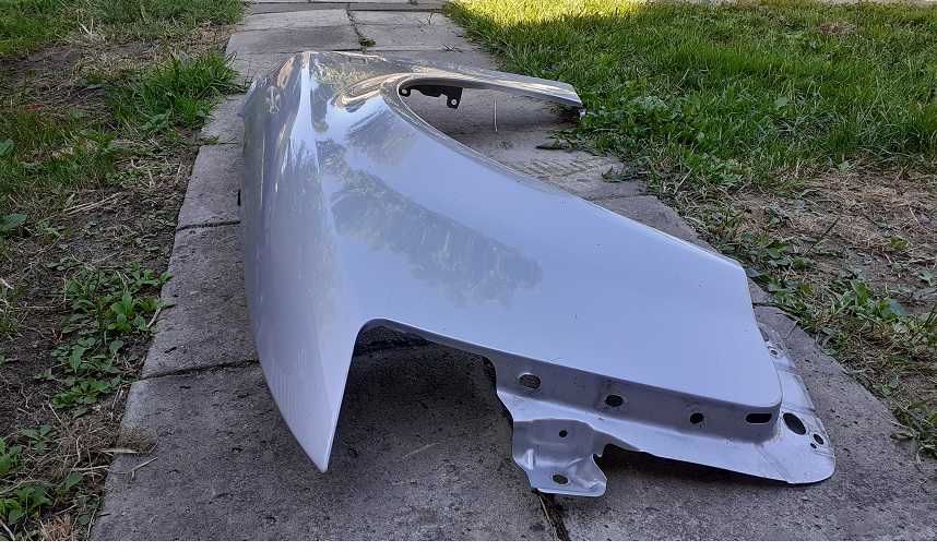 BLOTNIK--Lewy --AUDI A4B6--srebrny --2003r-- ma dwa wgnioty