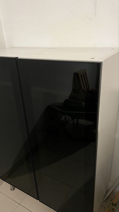 Movél louceiro branco e preto