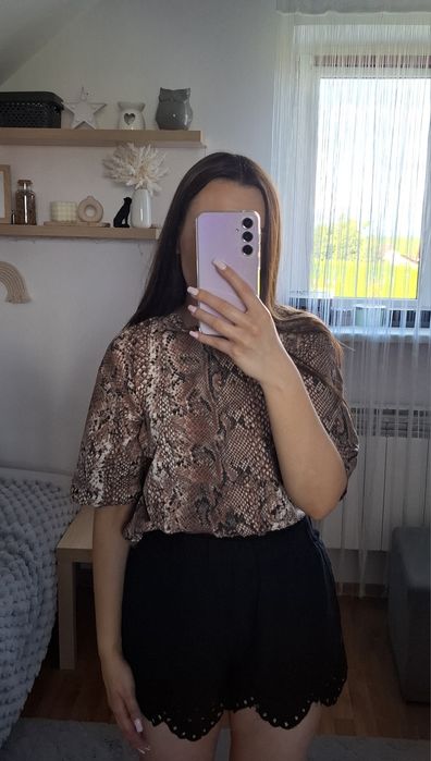 T-shirt w wężowy wzór