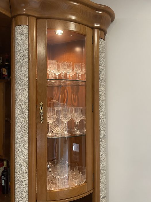 Bar de sala em madeira