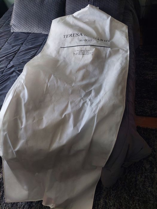 Vestido de noiva com saiote e véu