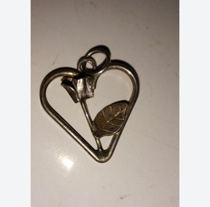 Stara zawieszka róża w sercu