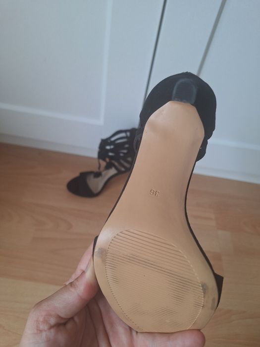 Czarne szpilki zamsz