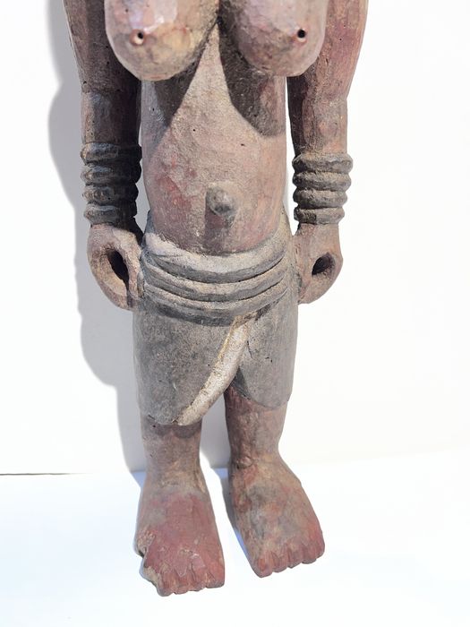 Estátua Tribal Africana em Madeira Esculpida à Mão (~54cm)