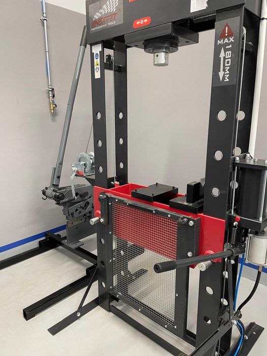 SAMOOBSŁUGOWY warsztat samochodowy podnośniki, narzędzia wymiana oleju