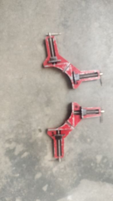 Quatro grampos de aperto em bom estado