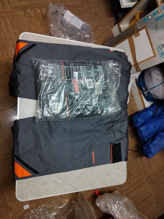 Ciuchy ochronne kombinezon. Ubranie robocze