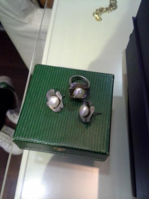 brincos e anela em prata e pedola agua doce