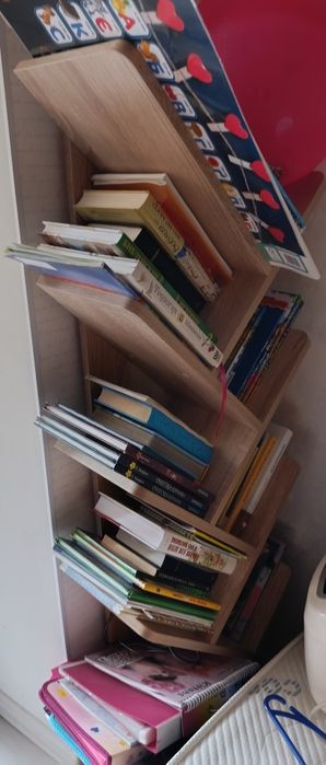 Полиця для книжок