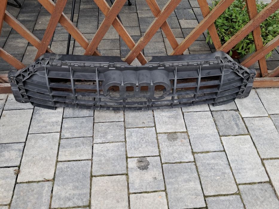 Grill / mocowanie  Audi Q3 83a