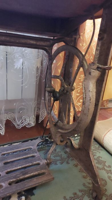 Швейна машинка ПМЗ ім. Калініна на металевій станині