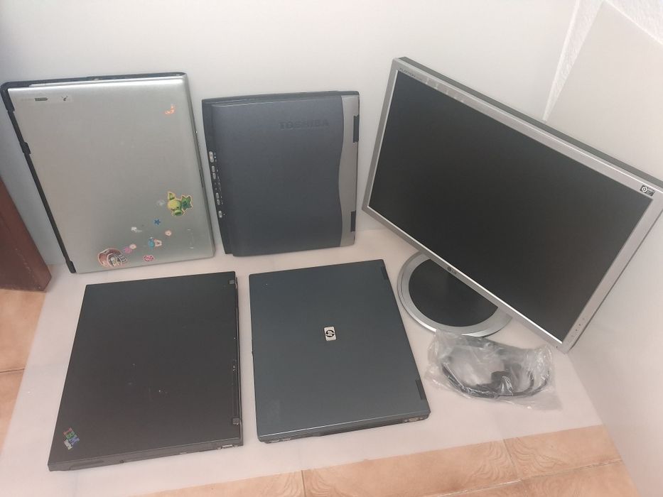 4 Computadores Portáteis + 1 Monitor