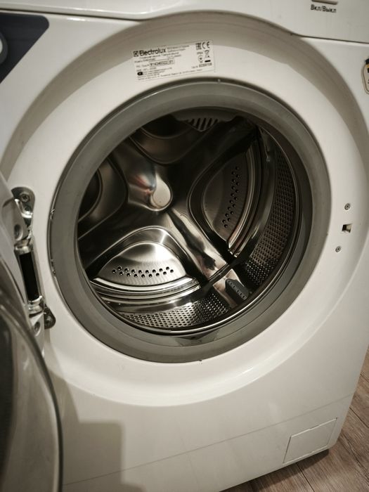 Вузька пральна машинка Electrolux