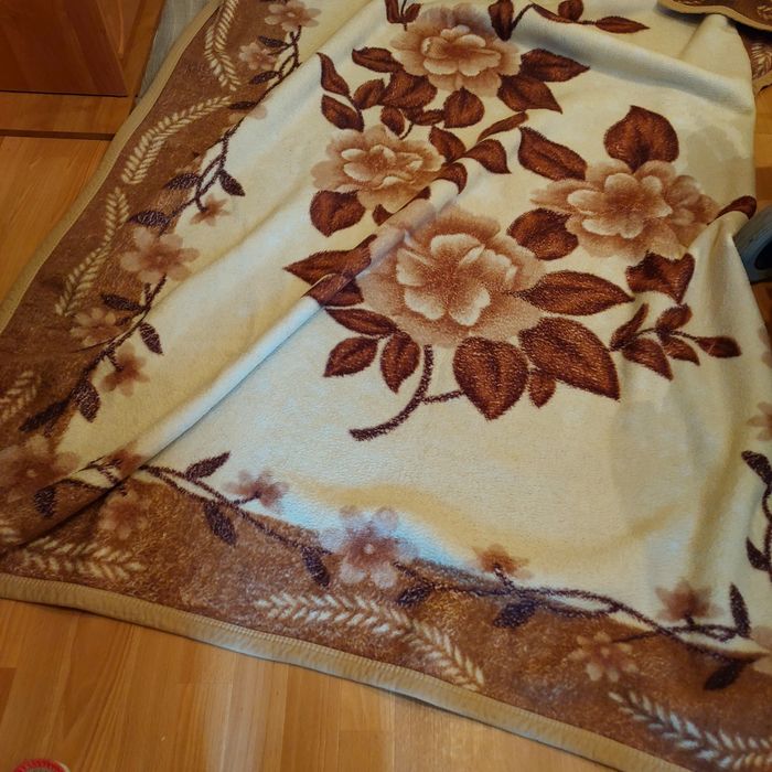 Koc brazowo-kremowy  o wym. 1,55/1,94cm , ciepły