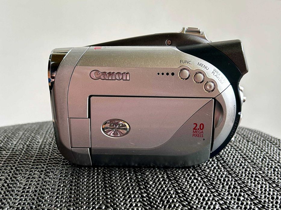 Видеокамера Canon DVD Camcorder PAL DC21