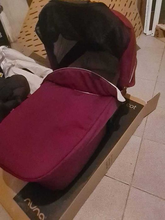 Carrinho Bébé marca NUNA + ovo JOIE e base isofix